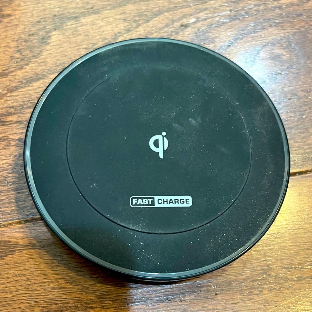 INSIGNIA WIRELESS FAST CHARGING PAD for Phone